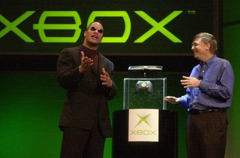 Bill Gates presentando a Xbox junto a Dwayne Johnson