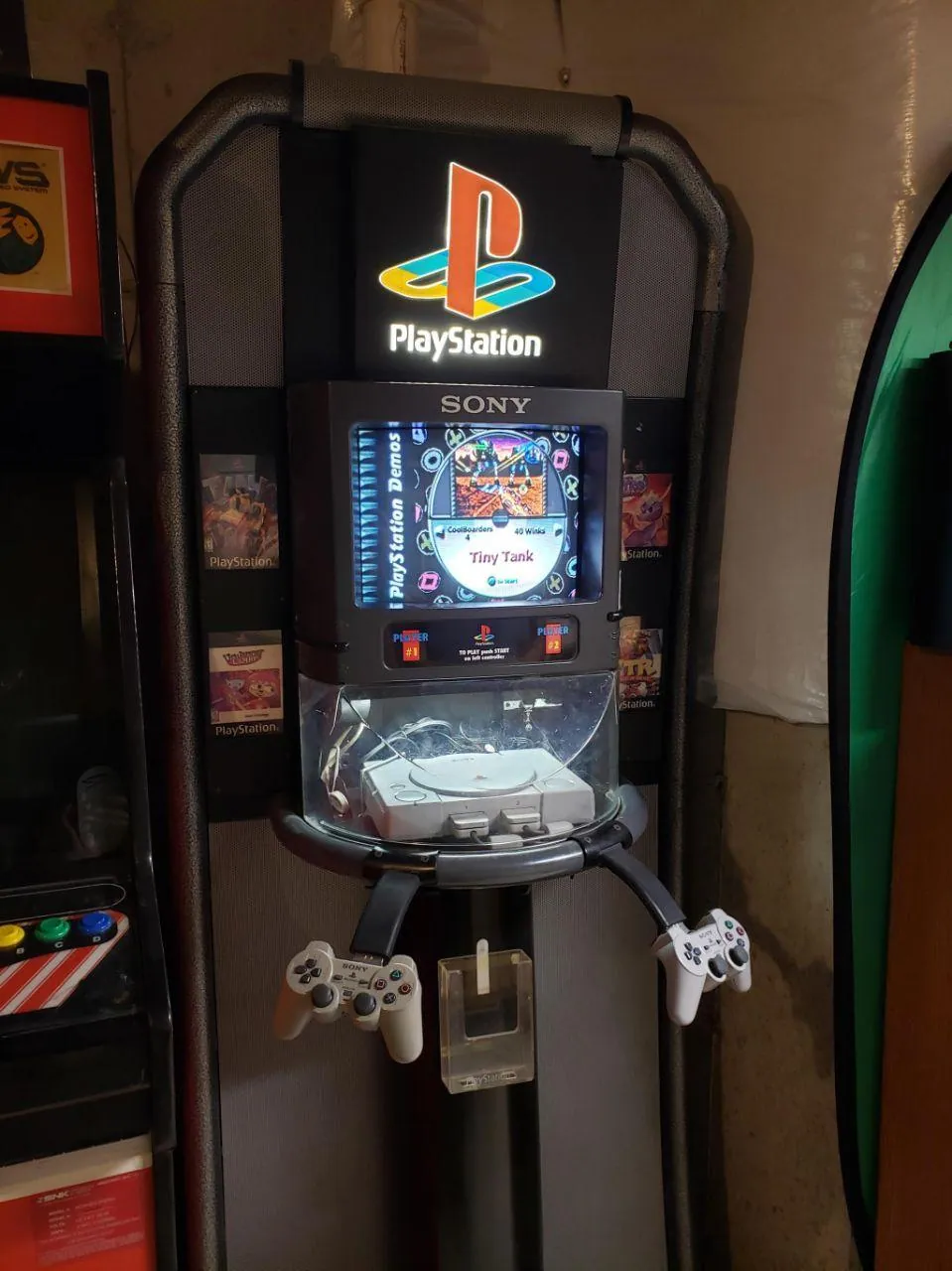 Un modelo de kiosco de PS1 en las tiendas