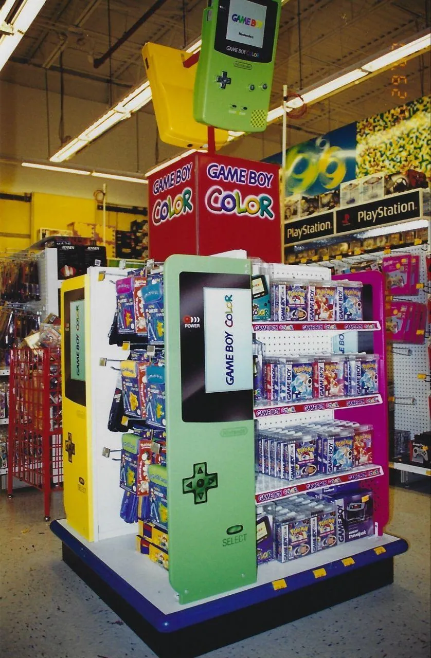 Estante con espacio de Game Boy Color en una tienda especializada de videojuegos